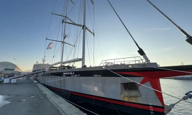 Le voilier "Grain de Sail II" est amarré au quai, prêt pour sa prochaine aventure.