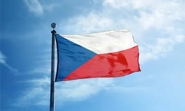 Flaga Czech: Wygląd, symbolika, historia poznaj jej sekrety