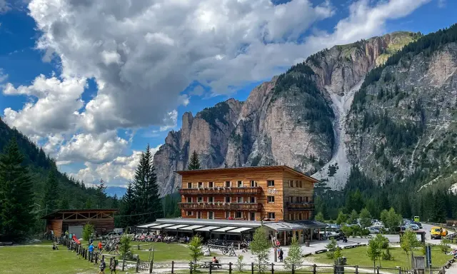 Rifugio Pederü, un albergo in legno ai piedi delle Dolomiti. Ecco come arrivare per goderti la natura.