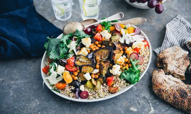 En härlig bowl med quinoa, kikärtor, tomater, fetaost och härligt grillad aubergine. Serveras med gott bröd och vatten med citron.
