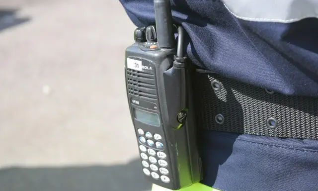 Radiotelefon GP380 na pasie służbowym. Używanie go na zabronione częstotliwości w Polsce grozi konsekwencjami.