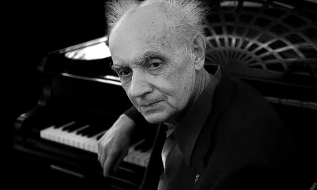 Wojciech Kilar, mistrz kompozycji, przy fortepianie, tworzący swoje najsłynniejsze utwory.