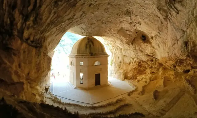 Tempio di Valadier, gioiello dell'entroterra marchigiano, incastonato in una grotta.