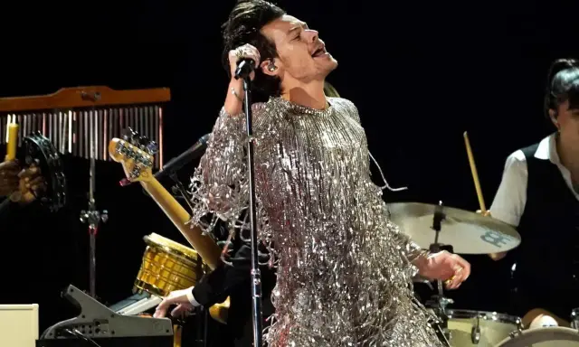 Harry Styles i sin glittriga outfit på scen i Stockholm, sjungandes med passion.