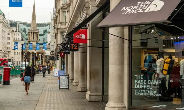 Sklep The North Face, znanej firmy z odzieżą outdoorową, na ruchliwej ulicy.