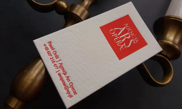 Wizytówka Agencji Ars Operae z logo i danymi kontaktowymi, wykonana eleganckim drukiem typograficznym.
