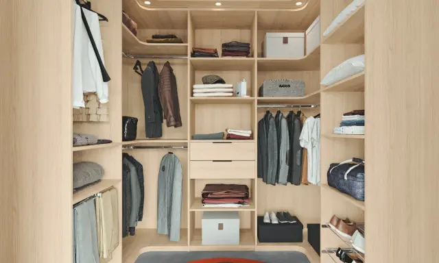 Un dressing de chambre moderne et fonctionnel, offrant une organisation parfaite pour vos vêtements et accessoires. Une belle idée dressing chambre.