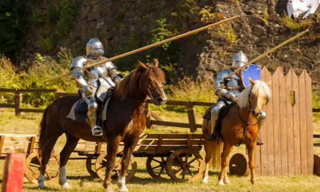 Rycerze w zbrojach na koniach z kopiami. Czy jazda konna to sport? To widowiskowe starcie, które wymaga odwagi i umiejętności.