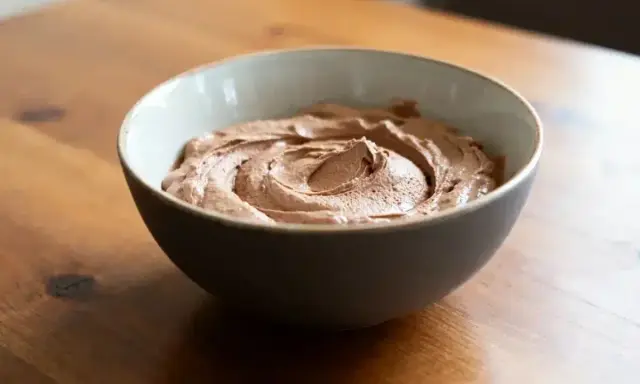 Un bol de ganache Nutella mascarpone onctueuse, prête à être dégustée. Une recette facile pour un dessert gourmand.