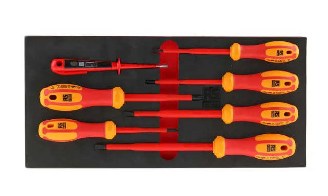Conjunto de varios tipos de destornilladores aislados, con mangos rojos y amarillos, listos para cualquier trabajo eléctrico.