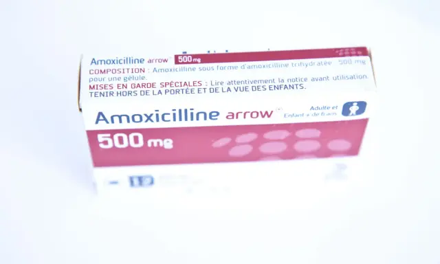 Scatola di Amoxicillina Arrow 500 mg, un antibiotico equivalente all'Augmentin, per adulti e bambini dai 6 anni.