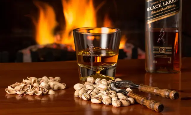 Chłodzenie whisky: Czy to profanacja? Jak pić z głową?