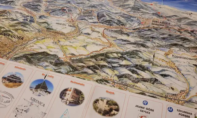 Mapa turystyczna Karkonoszy z zaznaczonymi miejscowościami, w tym Szklarska Poręba, oraz zdjęciami atrakcji.