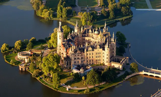 Schweriner Schloss, perła północnych Niemiec, co warto zobaczyć, otoczony wodą i zielenią.