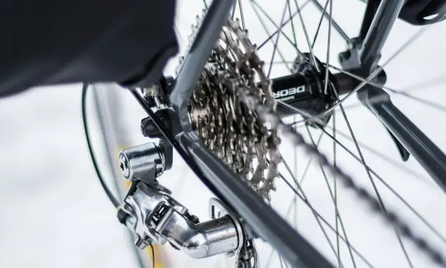 Błyszczący napęd w rowerze: przerzutka Shimano Deore i kasetka zębatek. Gotowy na każdą trasę.