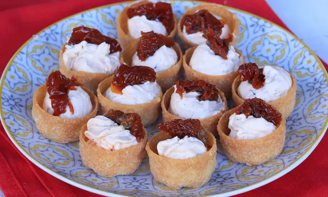 Antipasti veloci ed economici senza cottura: cestini croccanti ripieni di crema e pomodori secchi.