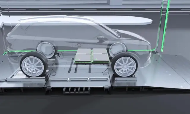 Un'auto elettrica trasparente su una piattaforma, con due pacchi batteria visibili sotto il pianale. Il sistema di battery swap è pronto.