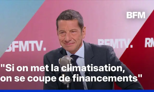 Un homme en costume parle dans un micro, avec le texte "Si on met la climatisation, on se coupe de financements" affiché. Une réflexion sur les enjeux financiers actuels.