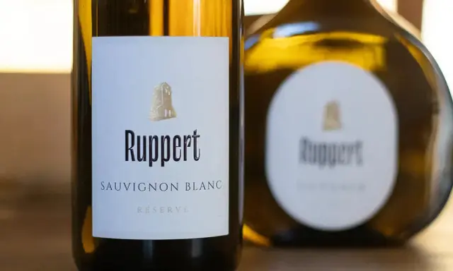 Zwei Flaschen Ruppert Sauvignon Blanc Réserve stehen nebeneinander.
