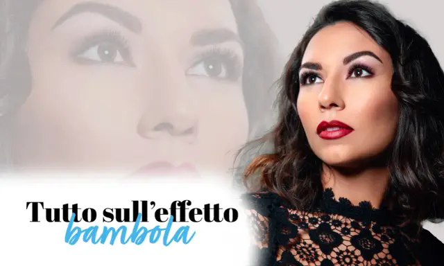 Un trucco per ciglia che dona uno sguardo da bambola. Labbra rosse e un abito di pizzo completano il look.