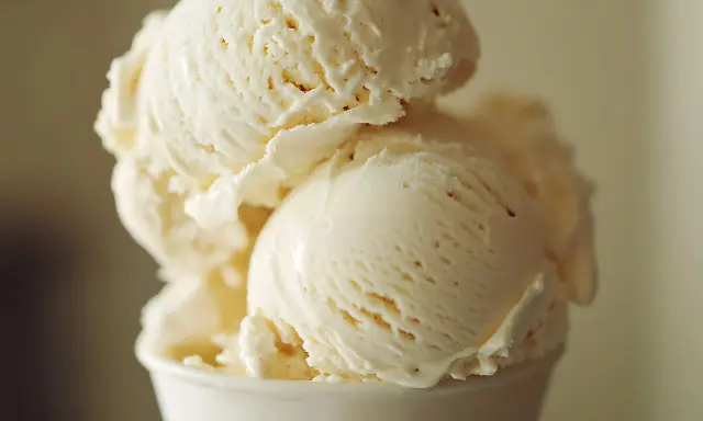 Cremiges Vanilleeis in einer Schale, perfekt für ein einfaches nicecream rezept.