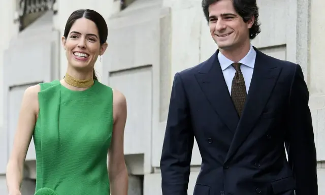 Los duques de Huéscar, Sofía Palazuelo y Fernando Fitz-James, sonríen mientras pasean.