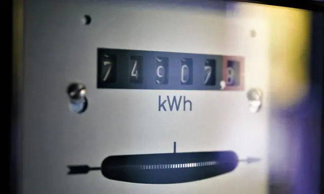 Licznik energii pokazuje 74907,8 kWh. To jest ile to jest kilowatogodzina zużytej energii elektrycznej.