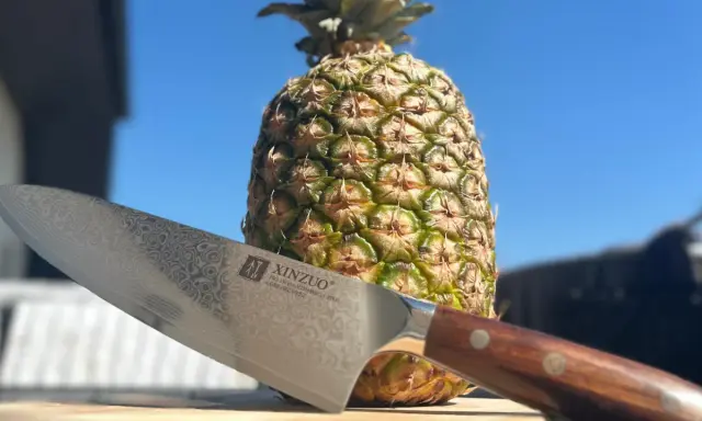 Ostrość noża XINZUO i dojrzały ananas zapowiadają, jak pokroić ananasa.