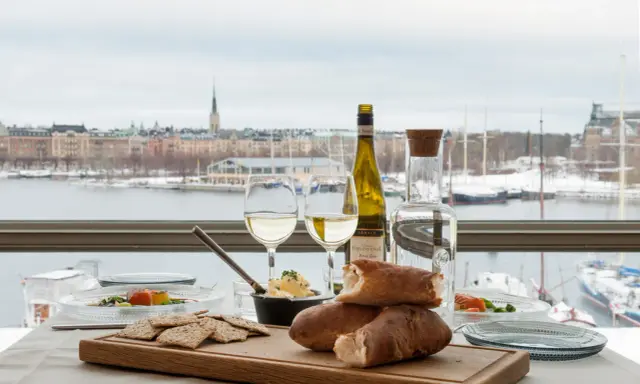 En härlig måltid med vin och bröd på Cafe Skeppsholmen med utsikt över Stockholm.