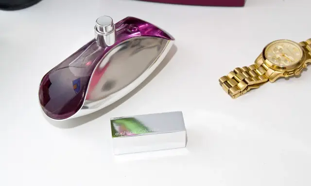 Perfumy Calvin Klein Euphoria i złoty zegarek. Jak sprawdzić oryginalność?