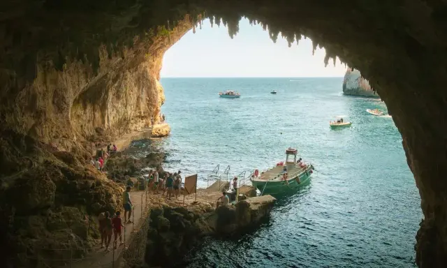 Grotta della Poesia, Castro Marina: sentiero panoramico e barche in mare. Cosa vedere in questo luogo magico.