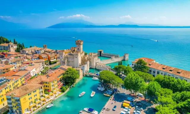 Un perfetto weekend sul lago di Como: castello medievale, acque cristalline e case colorate.