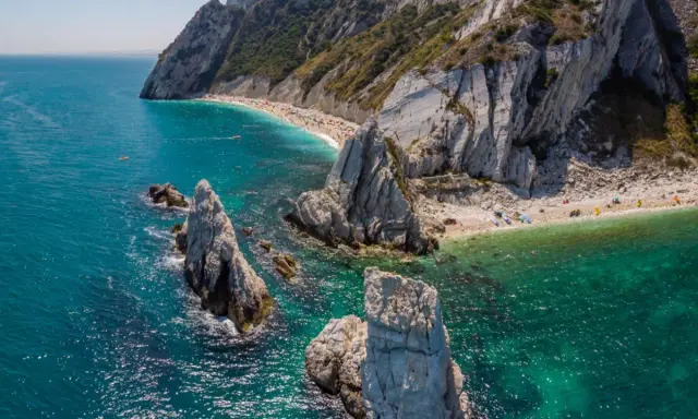 Scogliere bianche e mare turchese, una spiaggia affollata e kayak: ecco cosa vedere a Civitanova Marche per una vacanza indimenticabile.
