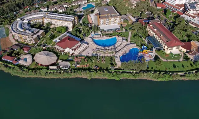 Marvida Family Eco Resort: rozległy kompleks z basenami, zjeżdżalniami i terenami zielonymi nad jeziorem.