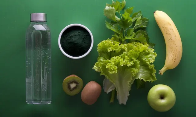 Woda, spirulina, kiwi, banan, jabłko i sałata – składniki, które pomogą Ci dowiedzieć się, jak pozbyć się wody z organizmu.