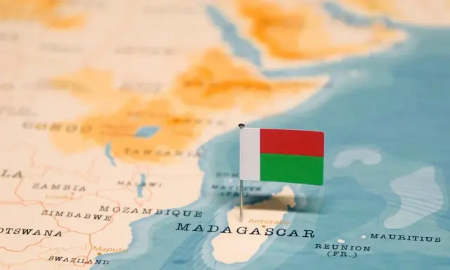 Flaga Madagaskaru na mapie Afryki. Tak, czy Madagaskar to państwo, które warto odwiedzić!
