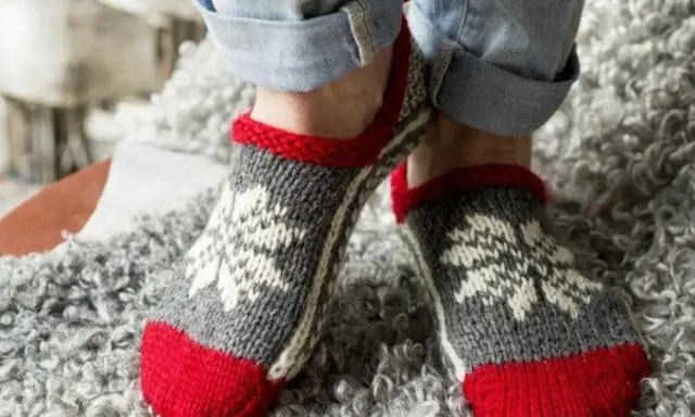 Värmande tofflor med snöflingemönster, sticka tofflor på två stickor för mysiga hemmakvällar.