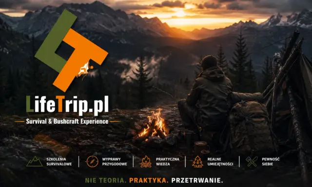Człowiek siedzi przy ognisku w górach, ucząc się zasad survivalu. LifeTrip.pl - praktyka przetrwania.