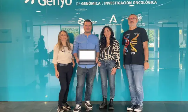 Equipo en Genyo, centro de investigación genómica. Uno de ellos muestra un portátil, quizás para analizar datos de micro ARN.