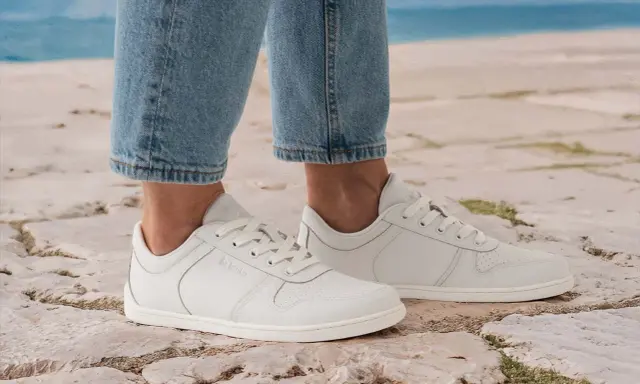 Scarpe bianche donna con jeans, perfette per un look casual da spiaggia. Scopri come abbinare le scarpe bianche donna per ogni occasione.