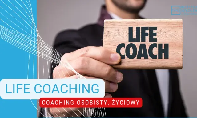 Mężczyzna trzyma tabliczkę z napisem "LIFE COACH". To ktoś, kto wspiera w rozwoju osobistym i życiowym.