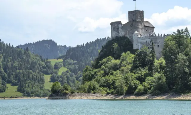 Zamek w Niedzicy, jedna z głównych atrakcji Pienin, góruje nad jeziorem.