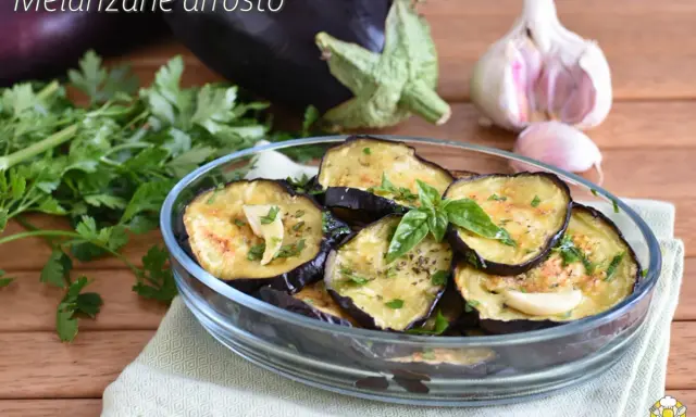 Melanzane grigliate al forno, condite con aglio e prezzemolo, pronte per essere gustate.