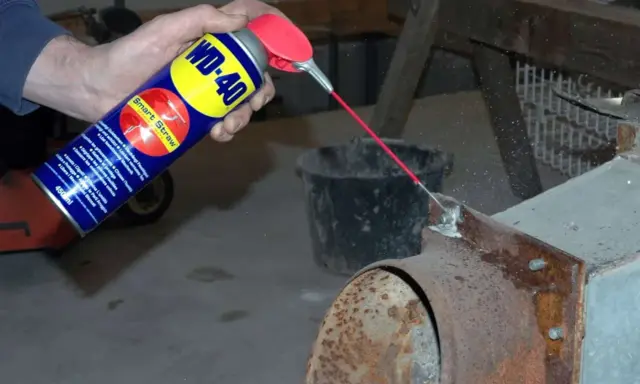 WD-40 wird auf rostigen Stahl gesprüht, um Rost von Edelstahl zu entfernen und die Teile wieder gängig zu machen.