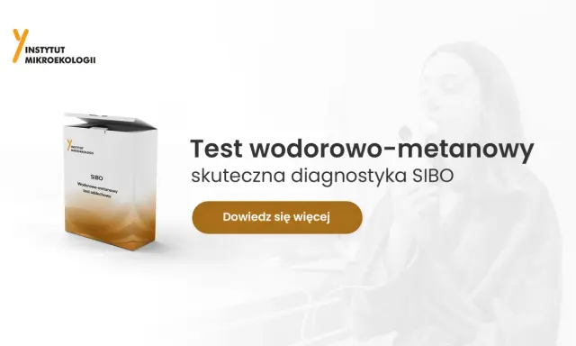 Test wodorowo-metanowy do diagnostyki SIBO, opakowanie testu i osoba wykonująca badanie.