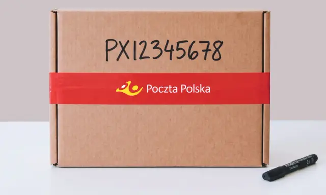 Paczka z numerem PX12345678 gotowa do wysyłki. Poczta Polska zadba o jej bezpieczny transport.