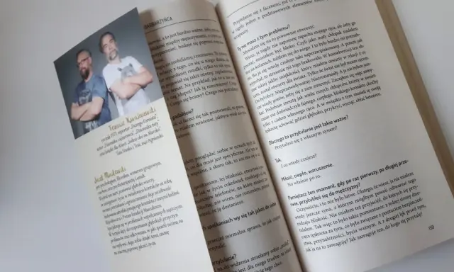 Tomasz Kwaśniewski i Jacek Masłowski, czasem czuły, czasem barbarzyńca, rozmawiają o bliskości i przytulaniu.