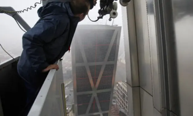 Un trabajador supervisa la construcción de las Torres KIO, inclinadas y emblemáticas de Madrid.