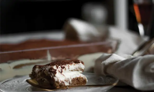 Kremowe tiramisu posypane kakao, idealne z odrobiną amaretto. Jaki alkohol do tiramisu? Ten deser zachwyca!
