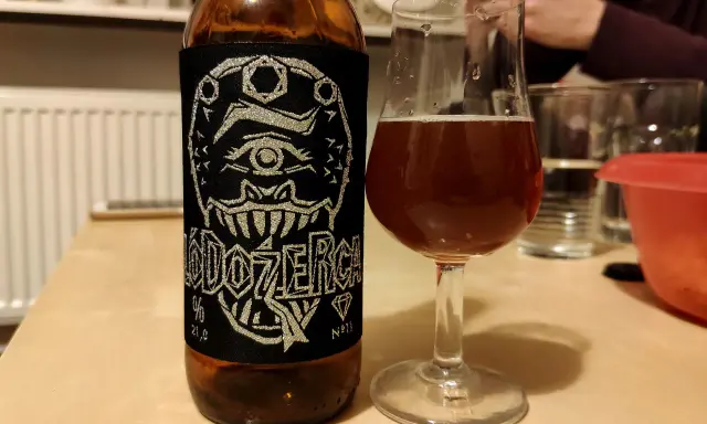 Butelka piwa z etykietą "DOOZERCH" i kieliszek z bursztynowym płynem. To chyba najmocniejsze piwo, jakie widziałem!